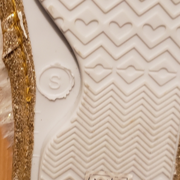 CHARLIE PAIGE SLIPPERS SIZE S COLOR BEIGE W/ GOLD BEAR FACE AND POM POM EARS - Picture 8 of 9